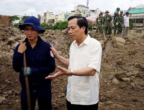 Bộ trưởng Bộ LĐTB&amp;XH Đào Ngọc Dung tại hiện trường khai quật hố nghi chôn tập thể  các chiến sỹ bộ đội hy sinh trong trận đánh vào sân bay Tân Sơn Nhất Tết Mậu Thân năm 1968.