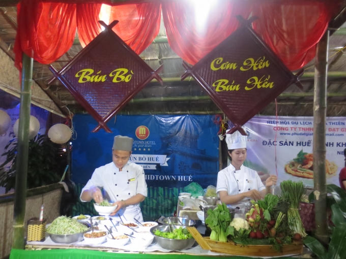 Gian hàng giới thiệu món ẩm thực hấp dẫn của Huế là một trong những gian hàng quảng bá thương hiệu ẩm thực Huế cho bạn bè trong và ngoài nước biết đến và thưởng thức.