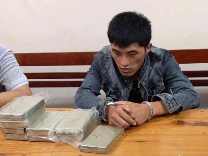 Đối tượng và tang vật tại cơ quan điều tra.