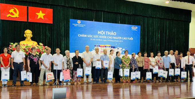 Vinamilk kết hợp tổ chức tặng quà cho các cụ người cao tuổi có hoàn cảnh khó khăn trong Hội thảo Chăm sóc sức khỏe người cao tuổi tại Tp.HCM.