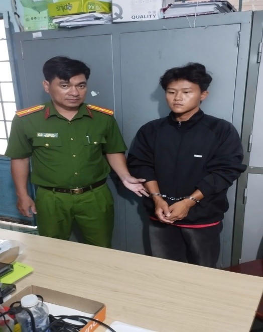 Văn phòng Cơ quan CSĐT Công an tỉnh Kiên Giang Thi hành Lệnh bắt bị can để tạm giam đối với Lê Hoàng Linh