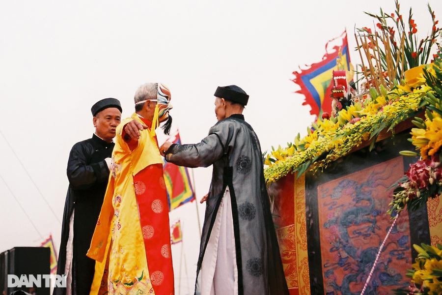 Ông Đinh Trọng Tế được các bô lão làng Đọi Sơn hóa trang, mặc áo hoàng bào, đeo mặt nạ giả vua trên đài tế lễ hội Tịch Điền xuân năm 2019. 