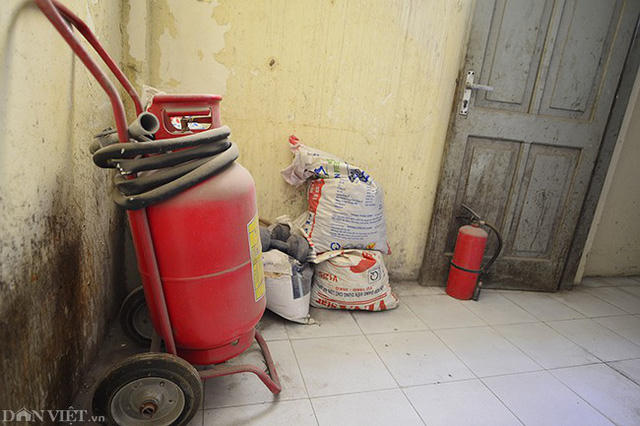 Các bình cứu hỏa vứt chỏng chơ một góc. Hệ thông cứu hỏa phủ bụi và ít được kiểm tra.