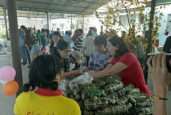 Các bệnh viện trên địa bàn TPHCM tươi vui và rộn ràng hơn hẳn nhờ các phiên chợ xuân