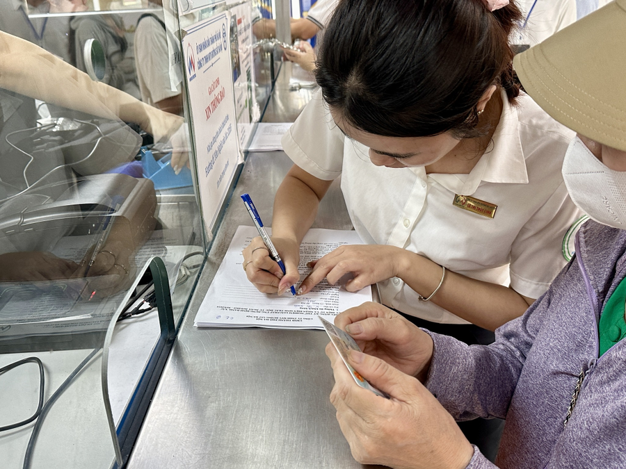 Tại các nhà ga, Hà Nội Metro bố trí nhân viên hướng dẫn người dân sử dụng. (Ảnh: Hanoi Metro).