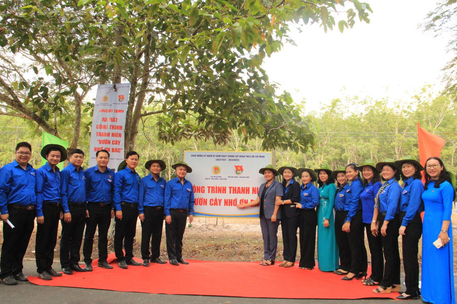 Đại biểu chụp ảnh lưu niệm ra mắt Công trình thanh niên