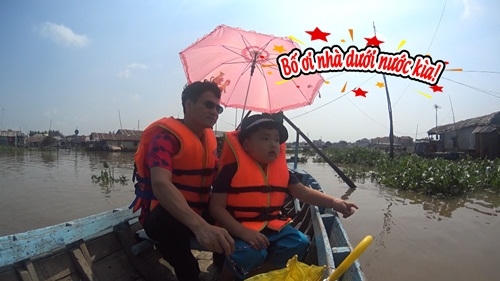 Bi Béo ngạc nhiên khi thấy rất nhiều ngôi nhà bập bềnh trên mặt nước.