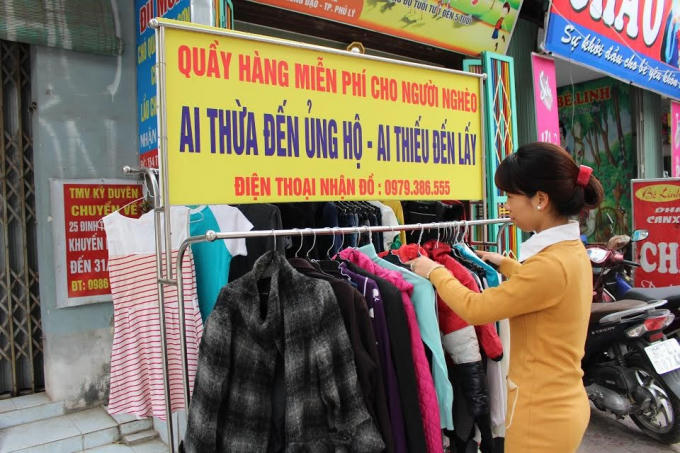Chị Minh Luyện đang sắp xếp lại quần áo.