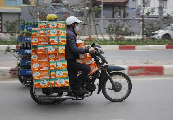 Theo quan sát của phóng viên Pháp luật Plus, ngoài các loại xe cũ nát ra, còn có những loại xe tự chế như nắp thêm giá đèo hàng, tăng thụt giảm sóc hoặc tháo gương, tháo yếm để thuận tiện cho việc chở hàng hóa và lưu thông.