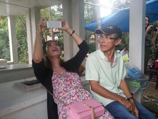 Diễn viên Kim Chi hớn hở bên nấm mộ