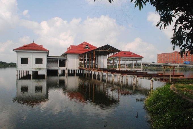 Khu nhà hàng nổi giữa Hồ Cửa Nam trở nên hoang tàn, lạnh lẽo. Ảnh Duy Ngợi