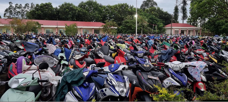 Hàng ngàn chiếc xe máy của người dân tự về quê tránh dịch trong 2 ngày qua tại cửa ngõ huyện Tân Hiệp, tỉnh Kiên Giang. Ảnh: Anh Vũ