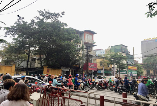 Có thể họ hi vọng đứng lên hàng đầu sẽ được đi nhanh nhưng thực tế, cả 2 bên sẽ đối đầu nhau và di chuyển khó khăn, trở thành câu chuyện "Dê đen và dê trắng" phiên bản giao thông Hà Nội.