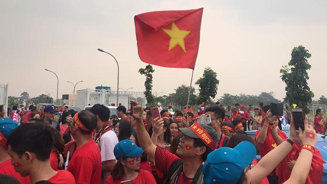 CĐV Việt Nam đổ bộ s&acirc;n Pakansari,