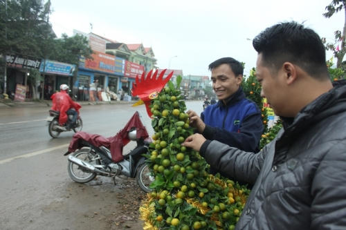 Nhiều người thích thú và trầm trồ khen ngợi bàn tay tạo dáng khéo léo của các nghệ nhân.
