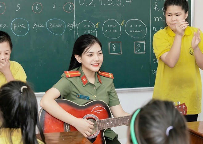 Bên cạnh việc học tiếng Anh, Uyên cùng các thành viên câu lạc bộ tổ chức các hoạt động, trò chơi khác nhau .