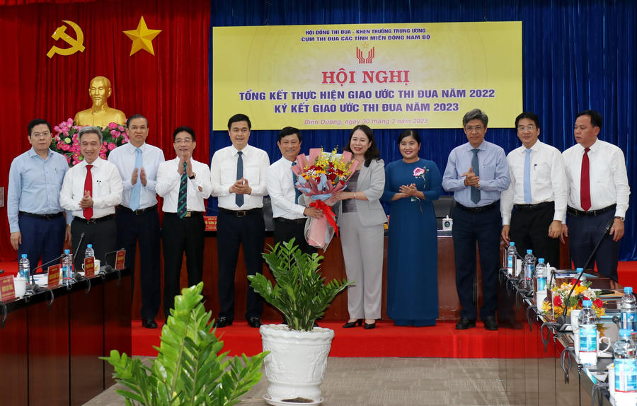 Phó Chủ tịch nước chụp hình lưu niệm với lãnh đạo các tỉnh trong Cụm