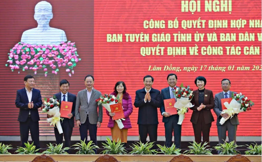 Lãnh đạo tỉnh trao quyết định và tặng hoa chúc mừng lãnh đạo Ban Tuyên giáo và Dân vận Tỉnh ủy. Ảnh: Báo Lâm Đồng