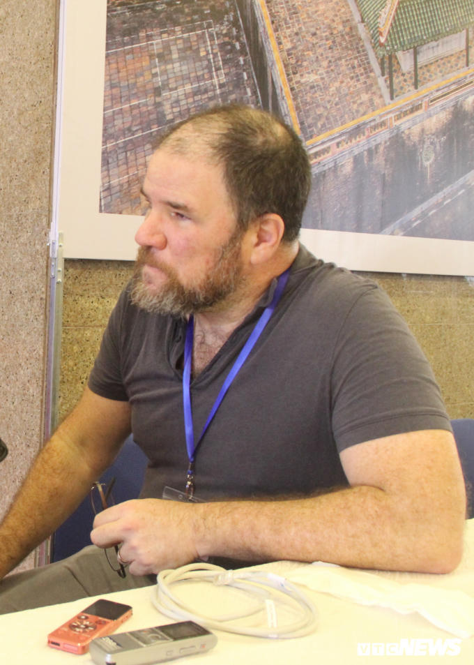 Phóng viên Eldad Beck, tờ Israel Hayom. 