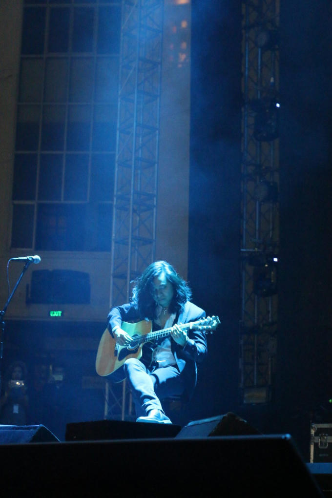 Thành viên ban nhạc Bức Tường - Tuấn Hùng là người đệm đàn chính cho các nghệ sĩ.