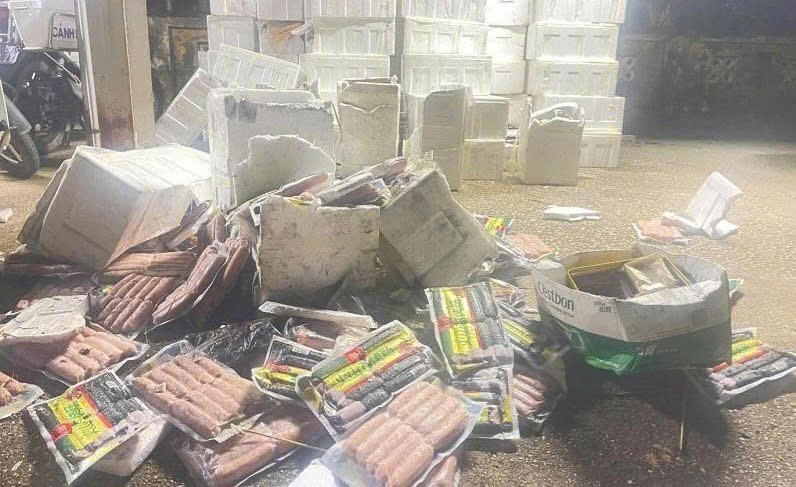 Cháy xe đầu kéo ở Lạng Sơn, lộ hơn 2,7 tấn xúc xích không rõ nguồn gốc