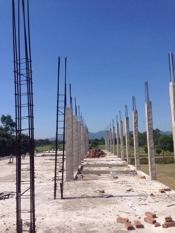 Công trình 100% vốn do nhà hảo tâm tài trợ, "đắp chiếu" một thời gian dài khiến sắp thép chỏng chơ, hoen gỉ.