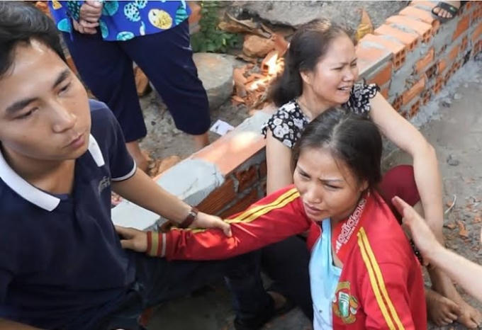 Thân nhân người bị nạn đau xót khi chứng kiến thảm cảnh thương tâm.