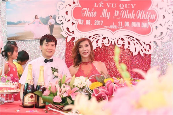 Cặp đôi rạng rỡ trong ngày vui.