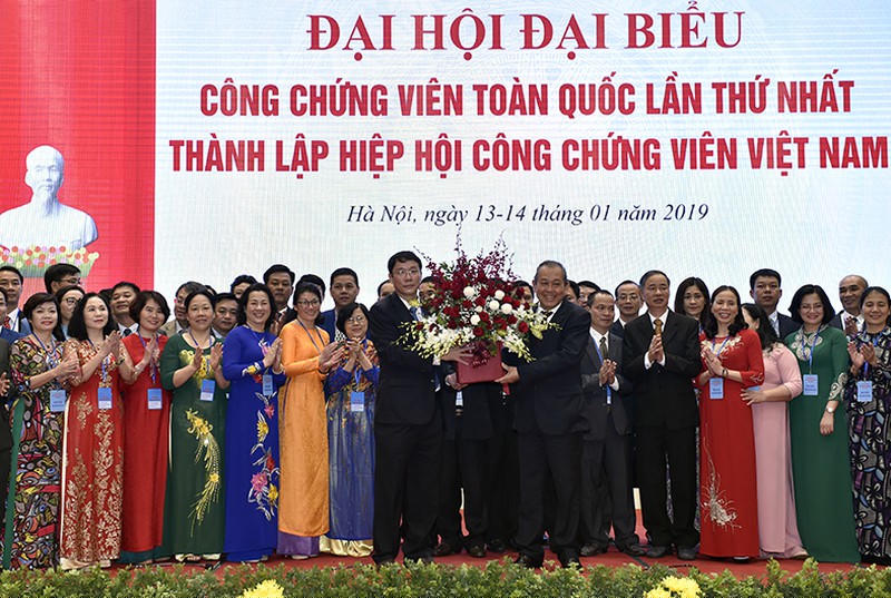 Phó Thủ tướng Thường trực Trương Hòa Bình tặng hoa chúc mừng Hiệp hội Công chứng viên Việt Nam.