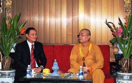 Hòa thượng Thích Thanh Nhiễu (bìa phải) và Phó Chủ tịch Mặt trận Lào xây dựng đất nước Chanthavong Sene Amatmontry (bìa trái).