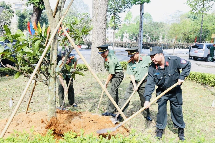 Các đại biểu trồng cây lưu niệm.
