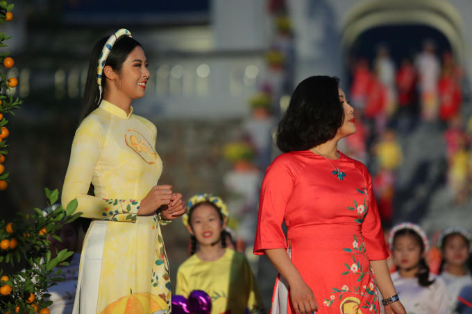 Ngọc H&acirc;n, Tiểu Vy diện &aacute;o d&agrave;i trong chương tr&igrave;nh Tết của VTV