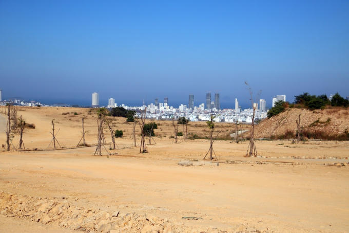 Một quả đồi tại núi Chín Khúc bị san bằng để làm dự án. Ảnh: Quốc Nhựt.