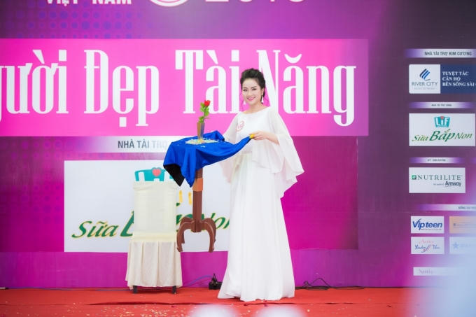 Phùng Lan Hương (SBD 132) bất ngờ mời lên sân khấu bạn diễn là thí sinh Nguyễn Thuỳ Linh cùng thể hiện màn cầm khăn trải bàn, nhấc bổng chiếc bàn lơ lửng trong không trung.