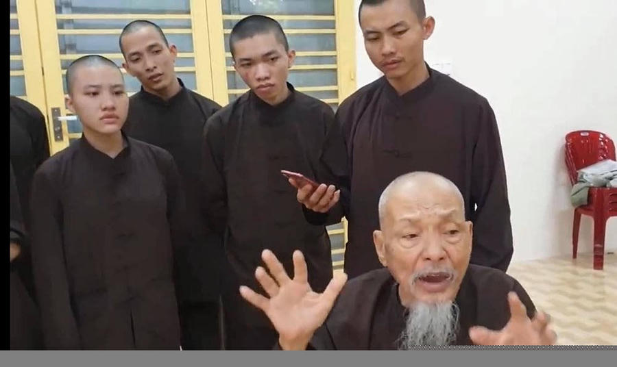 Bị can Lê Tùng Vân (người ngồi) đang bị khởi tố để điều tra nhiều tội danh, trong đó có tội loạn luân