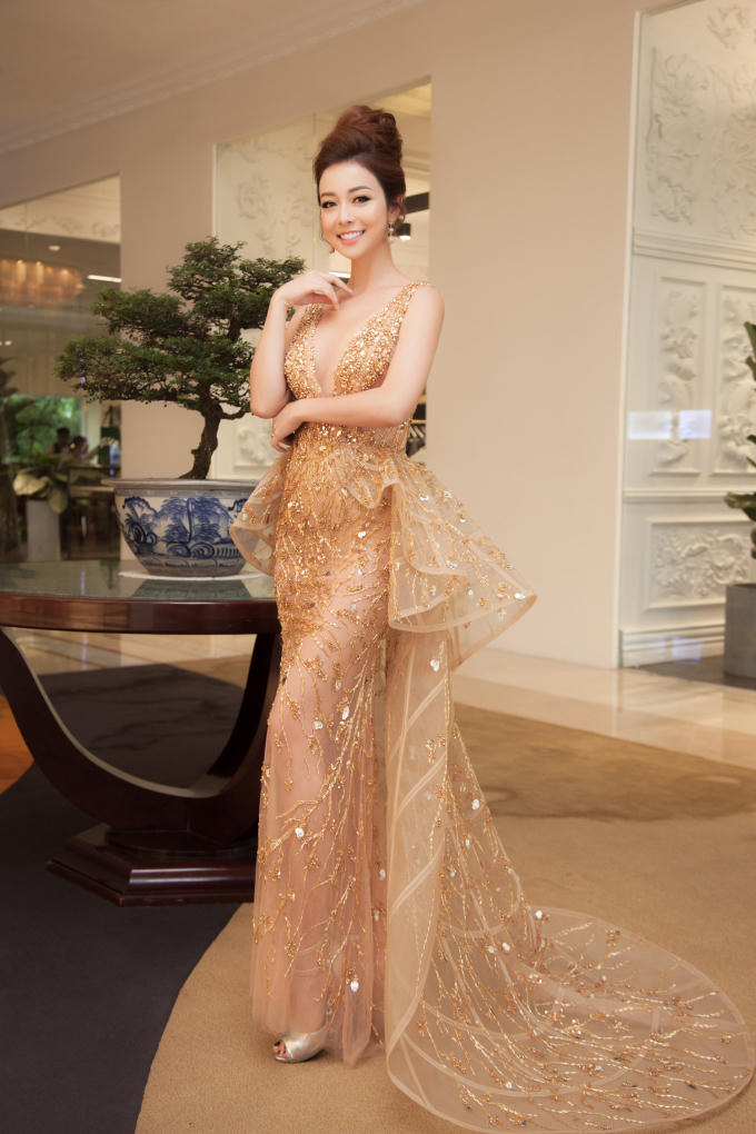 Hoa hậu Jennifer phạm đẹp hút hồn khi làm giám khảo bên cạnh Bình Minh