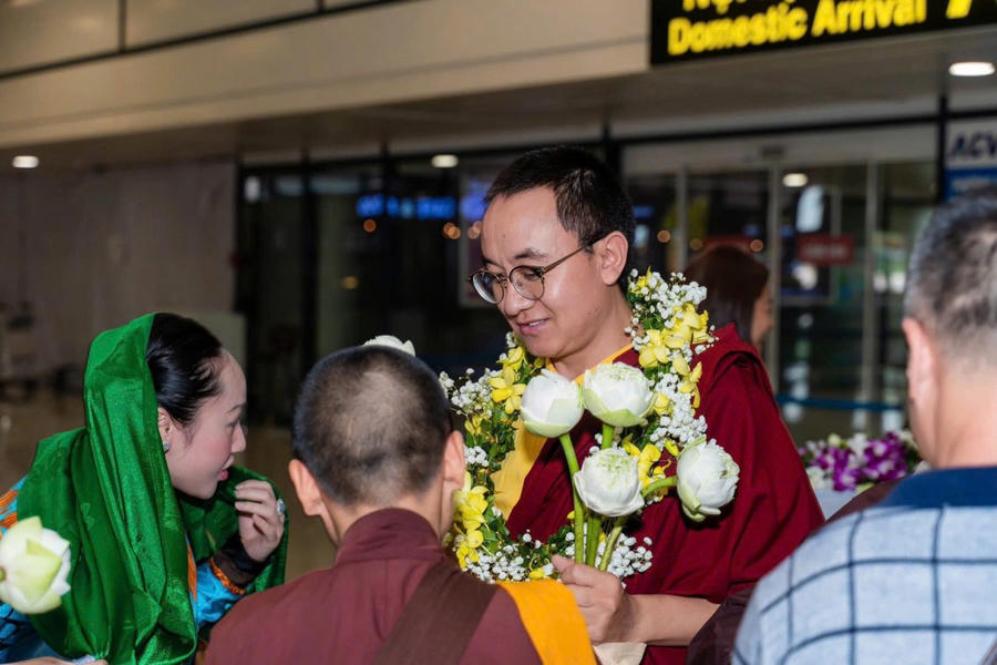 Các Phật tử chào đón nồng nhiệt Ngài H.E Khentrul Kunchok Tenzin Rinpoche và Tăng đoàn.