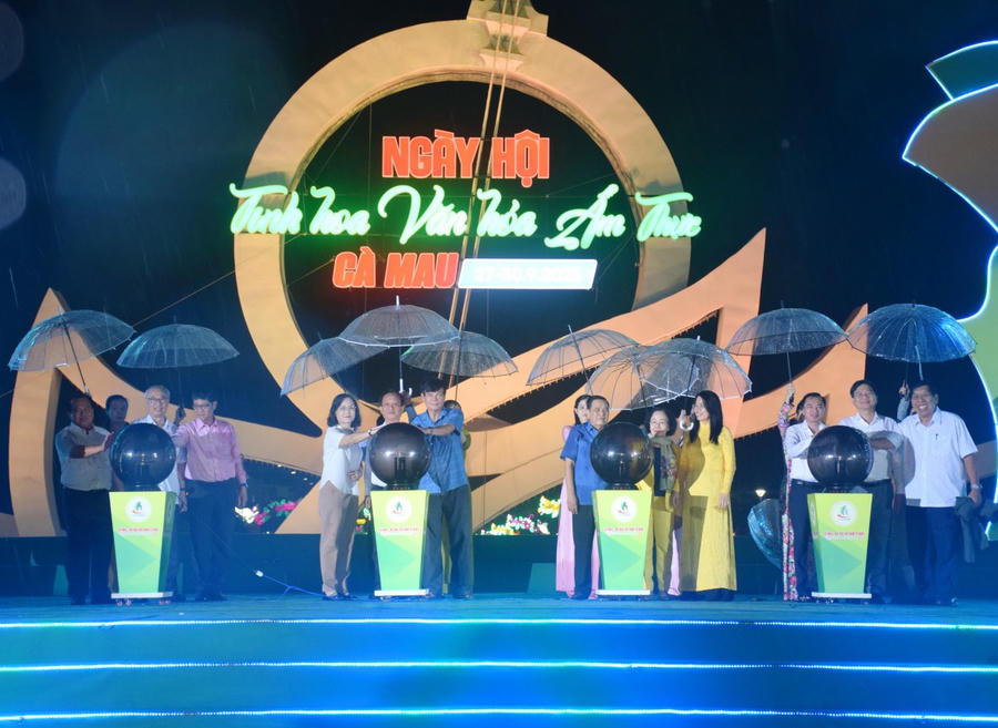 Các đại biểu thực hiện nghi thức khai mạc Ngày hội “Tinh hoa Văn hóa ẩm thực Cà Mau năm 2025” với chủ đề “Cà Mau - địa đầu cực Nam Tổ quốc, nơi hội tụ thiên nhiên và sự an lành”.