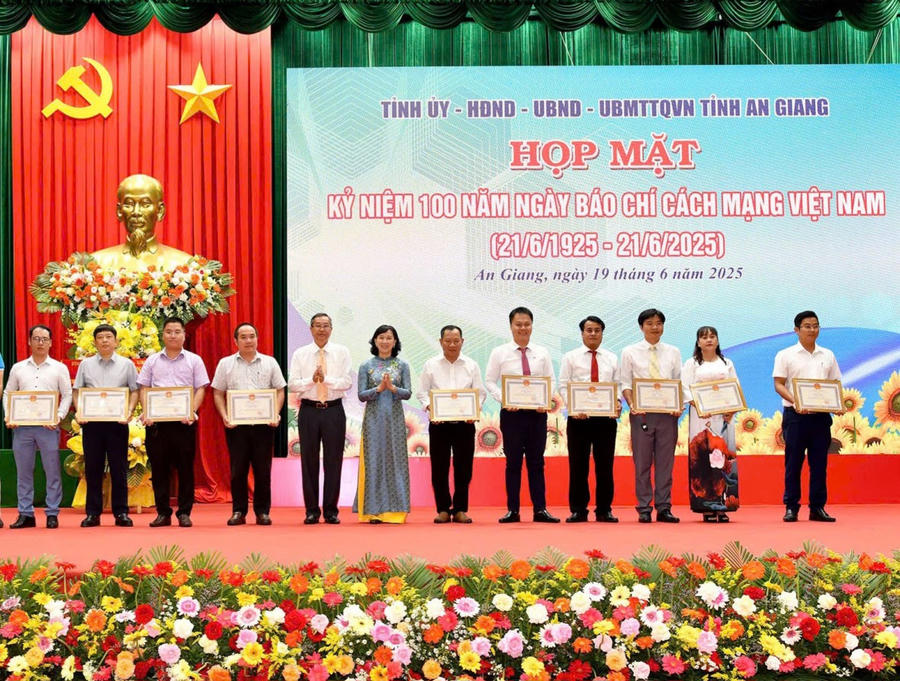 Phóng viên báo Pháp Luật Việt Nam Lê Thị Khánh Thùy (thứ hai từ phải sang) nhận bằng khen của Chủ tịch UBND tỉnh An Giang. Ảnh: Trung Hiếu