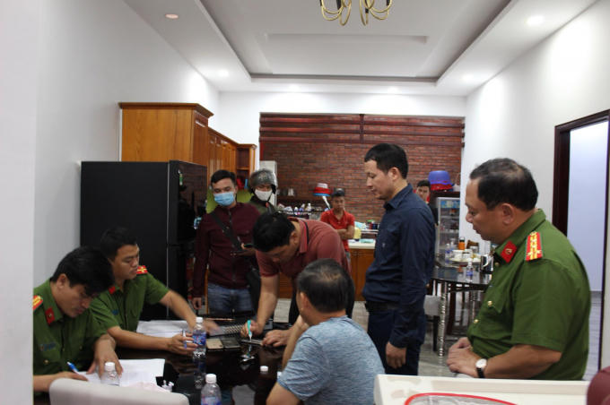 Công an khám xét nơi ở của vợ chồng chủ chuỗi trạm xăng dầu Vân Trúc.