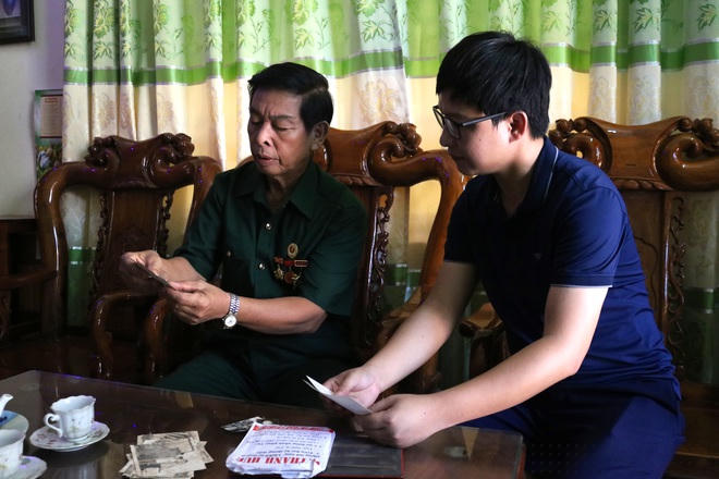 Lật lại những tấm ảnh quý giá, ông Nguyễn Duy Khoa chia sẻ với phóng viên Dân trí về những ngày tháng lái xe phục vụ Đại tướng Võ Nguyên Giáp.