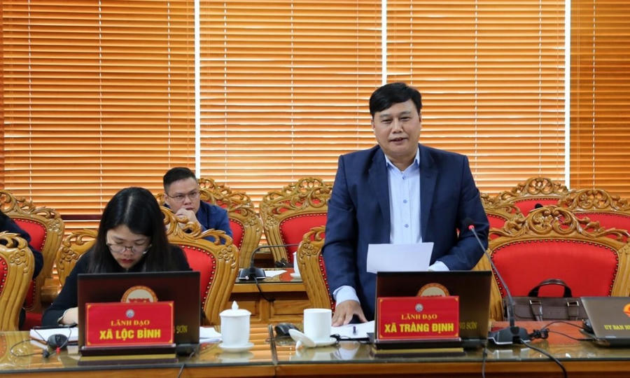 Lãnh đạo xã Tràng Định báo cáo tại cuộc họp.