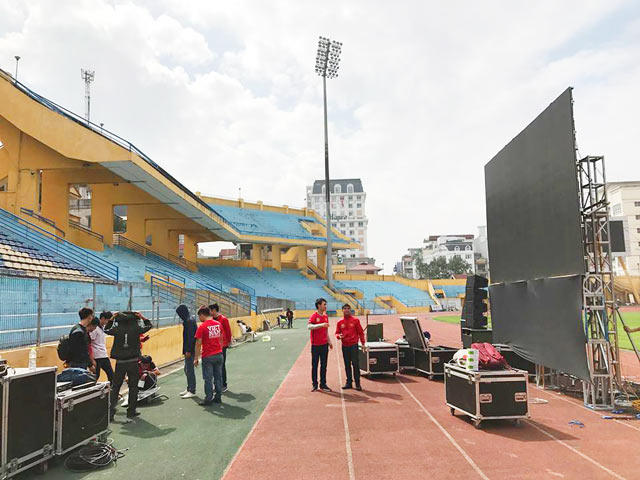 Đến trưa nay màn hình cỡ lớn đã được lắp đặt nhằm chuẩn bị phục vụ người hâm mộ.
