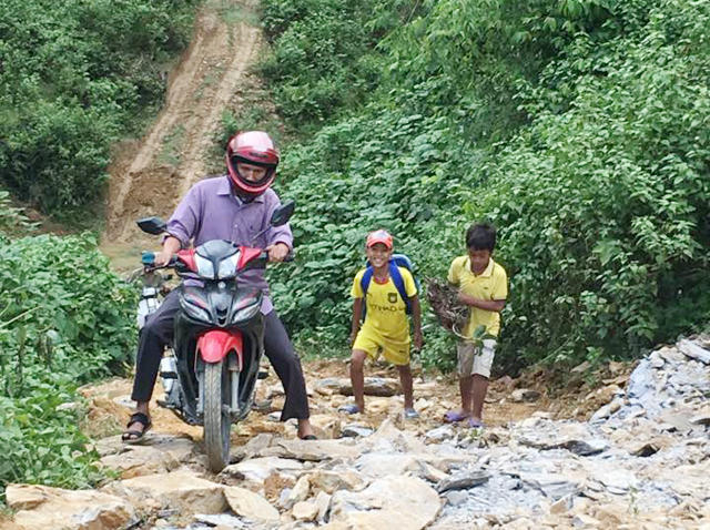 3 học sinh được các thầy giáo đưa ra trường trong chuyến ngược núi đầu năm học mới 2017-2018.