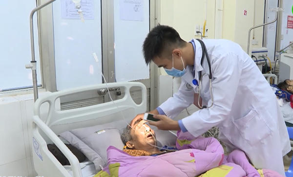 Bác sĩ thăm khám cho ông cụ 70 tuổi. Ảnh: Ánh Tuyết