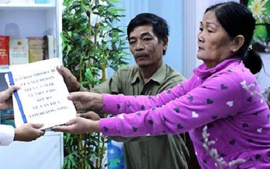 Bà Thi và cuốn số 10.000 chữ ký