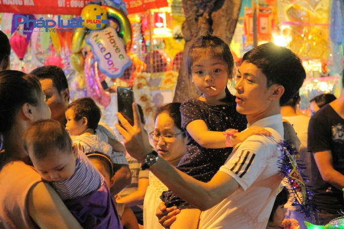 Hai cha con cùng chụp ảnh "tự sướng".