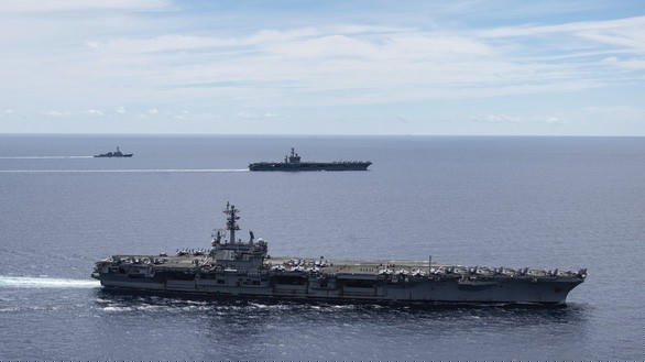 Tàu sân bay USS Ronald Reagan (trước) và tàu sân bay USS Nimitz của Hải quân Mỹ cùng các tàu chiến và máy bay dàn đội hình ở Biển Đông hôm 6/7 - Ảnh: AP/Hải quân Mỹ