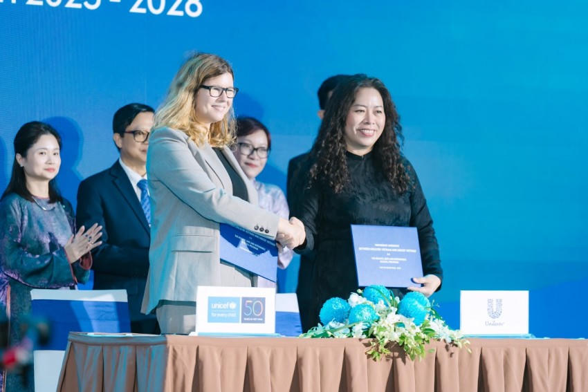Bà Silvia Dainalov - Trưởng Đại diện UNICEF tại Việt Nam ký kết Thỏa thuận hợp tác chương trình "Trường học khỏe mạnh, an toàn và bền vững" - Giai đoạn 2025-2028 giữa Unilever Việt Nam và Quỹ Nhi đồng Liên Hợp Quốc (UNICEF).