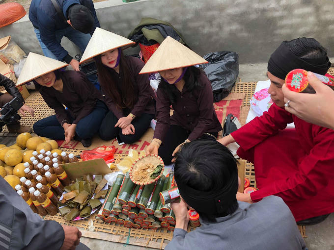 Những người bán hàng mặc áo Bà ba, đội nón lá góp phần vào việc tái hiện phiên chợ quê.